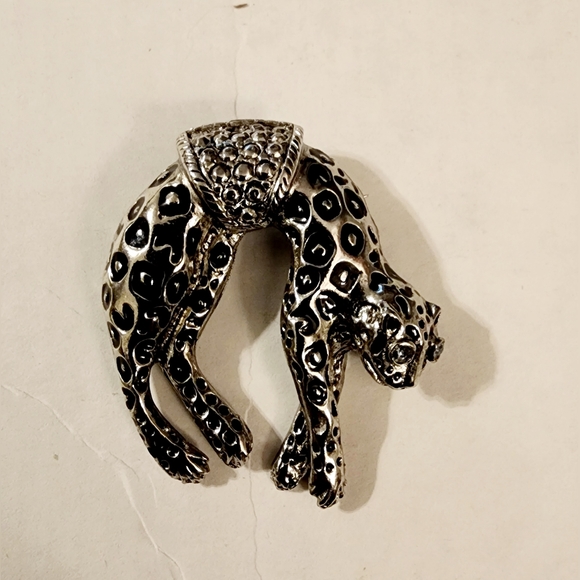 Cheetah leopard silver and black with rhinestones cat brooch - Picture 3 of 8